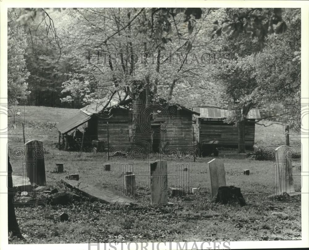 1980 Press Photo Red Hill Cemetery, Pinson, Alabama, Overlooks Unused Barn - Historic Images