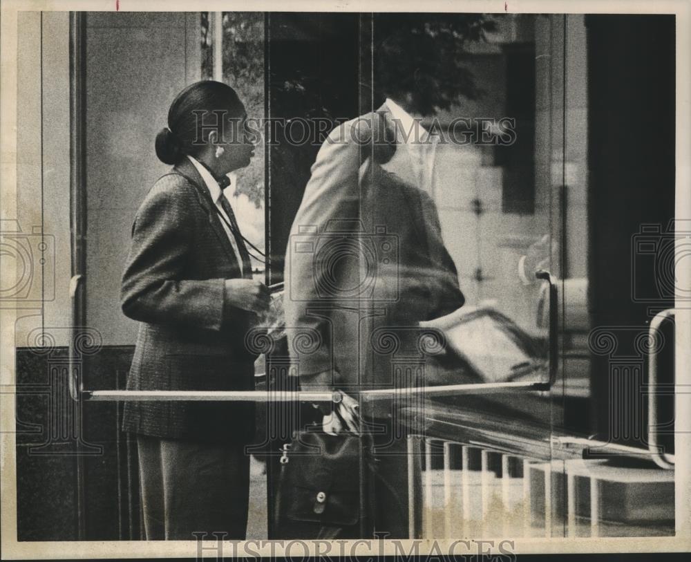 1991 Press Photo Marjorie Peters Enters Federal Court Building - abna41533 - Historic Images