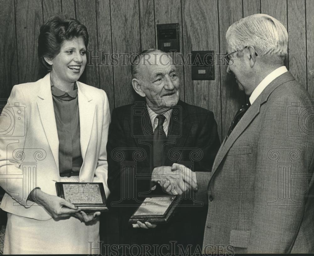 1983 Press Photo Earl Peyton, Morris Man, and Linda Lollar, Woman of the Year - Historic Images