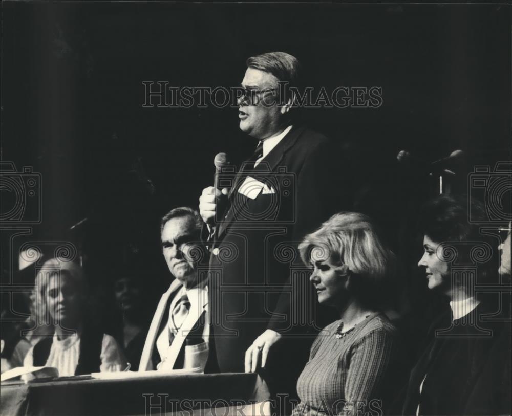 1982 Press Photo Chris Doss Speaking at Rally for Politician George Wallace - Historic Images
