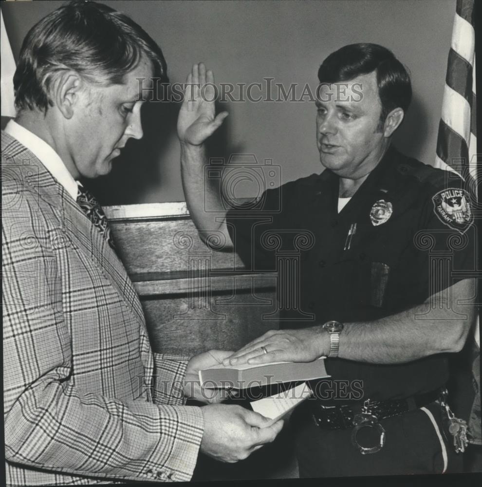 1977 Press Photo Tarrant Police Chief James Phillips sworn in by Judge Durward - Historic Images