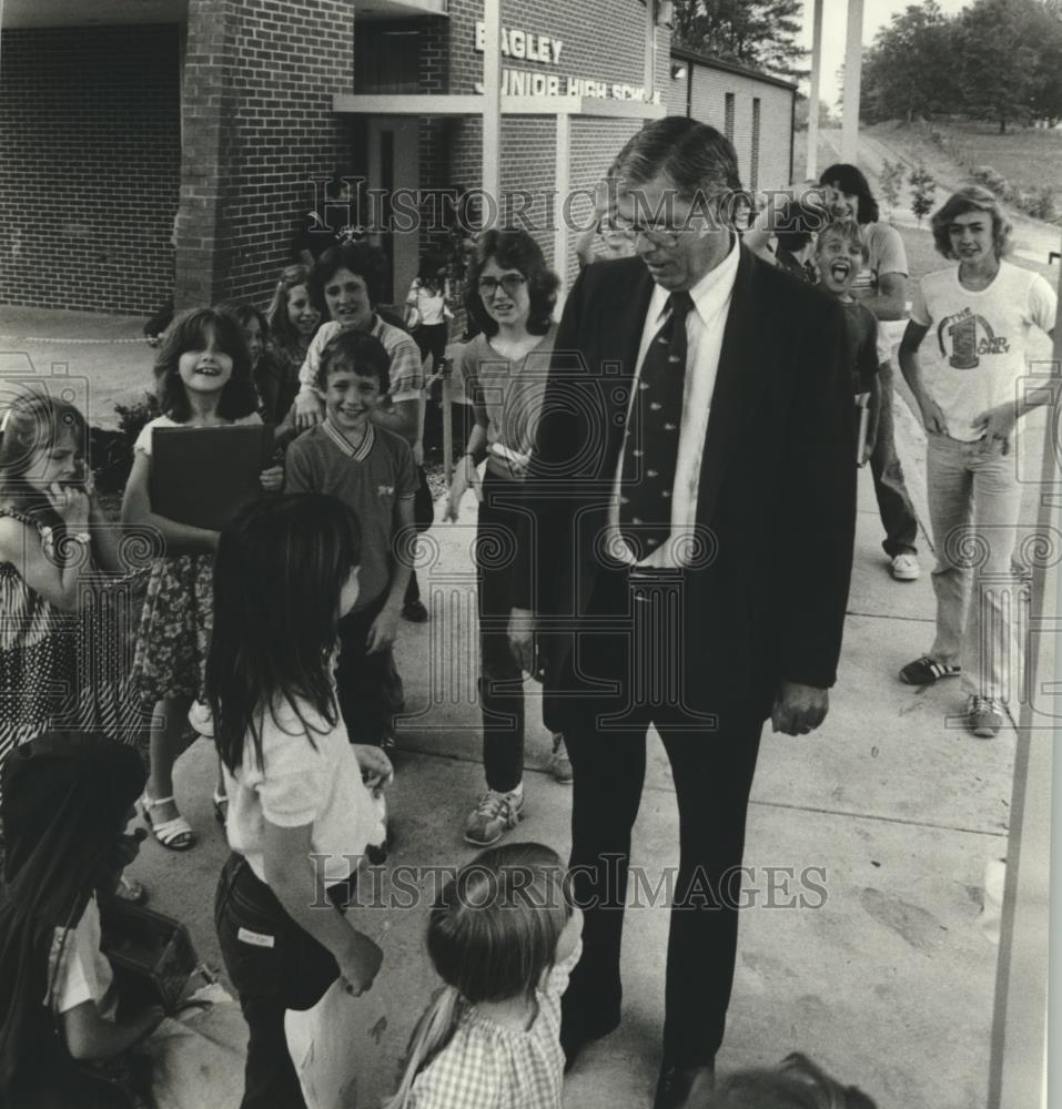 1980 Press Photo Educator Oather Phillips with students in front of junior high - Historic Images