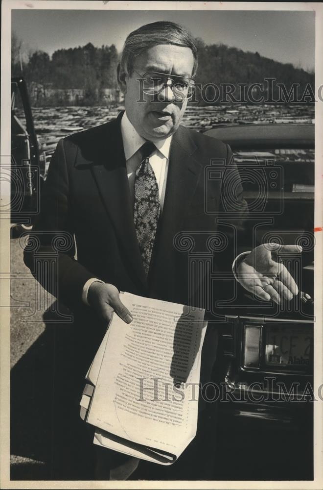 1990 Press Photo Senator Mac Parsons Holds Press Conference in Leeds, Alabama - Historic Images