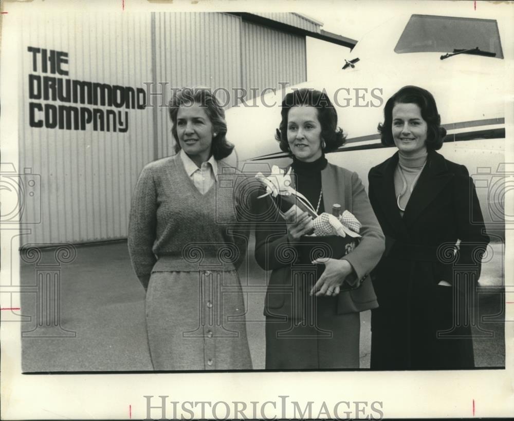 1977 Press Photo Three Clubwomen at The Drummond Company with Champagne - Historic Images