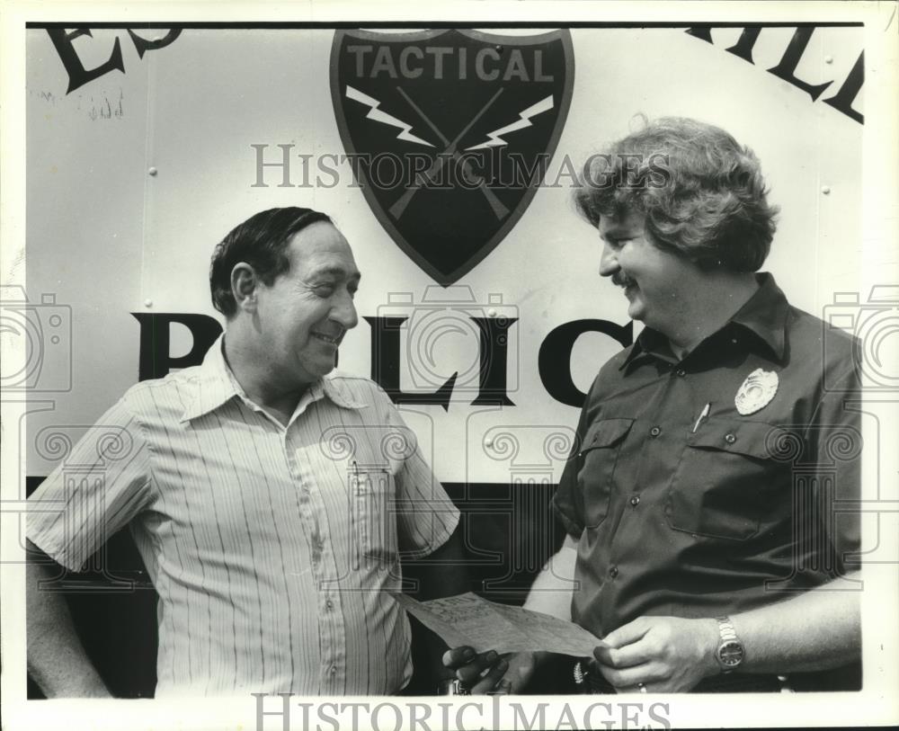 1979 Press Photo Alabama Chief Joe Stewart and Officer Wilson discuss program - Historic Images