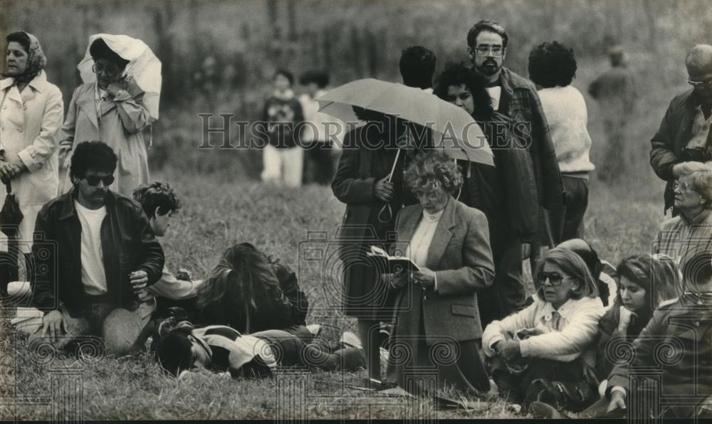 1986 Press Photo Hundreds of people gather to Shelby County for Marija pavlovich - Historic Images