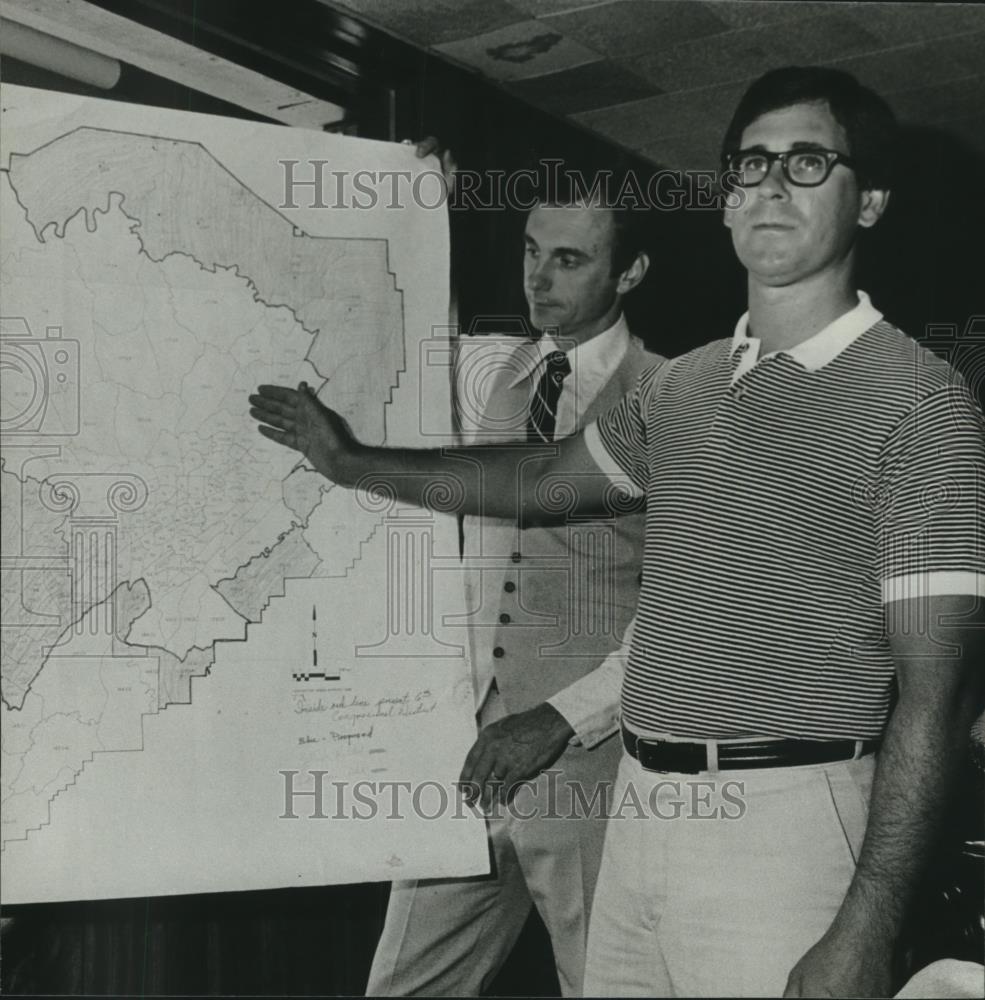 1981 Press Photo Politician Arthur Payne, left, points out things on Map - Historic Images