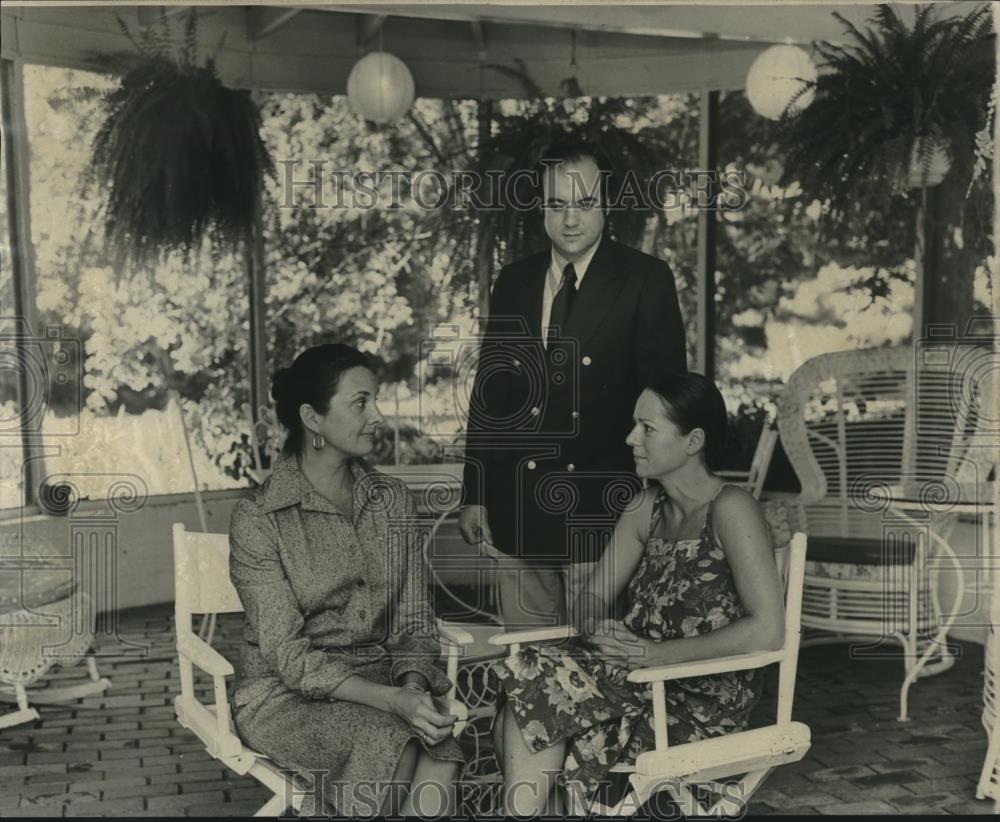 1977 Press Photo Mr. and Mrs. Lee Rust with Floy Proctor planning Artist Benefit - Historic Images