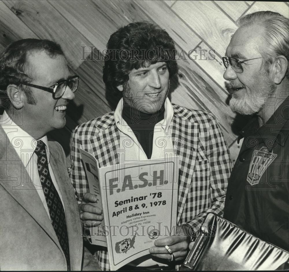 1976 Press Photo Attorney Frank R. Parsons with Robert Taylor and Paul Dietsch - Historic Images