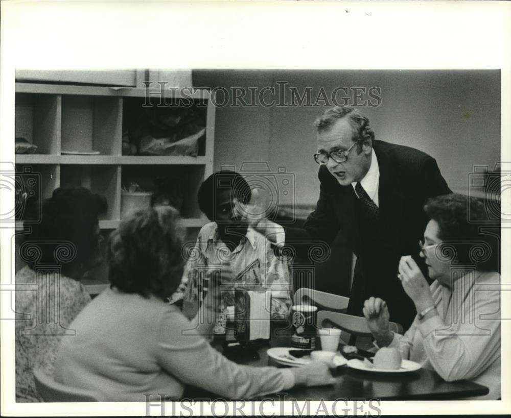 1979 Press Photo Politician Frank Parsons talks to Walker Drug Employees - Historic Images