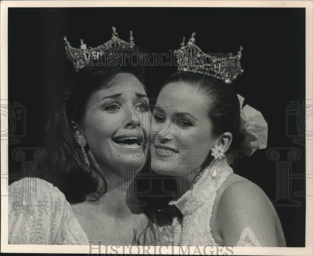 1991 Press Photo Wendy Neuendorf Receives Hug from Resha Riggins - abna42074 - Historic Images