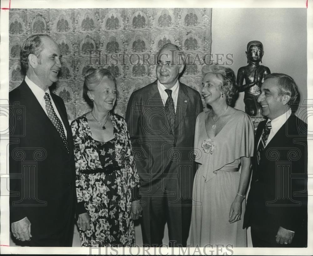 1977 Press Photo Mr. and Mrs. Elton Stephens, Paul Kassouf with Others at Event - Historic Images