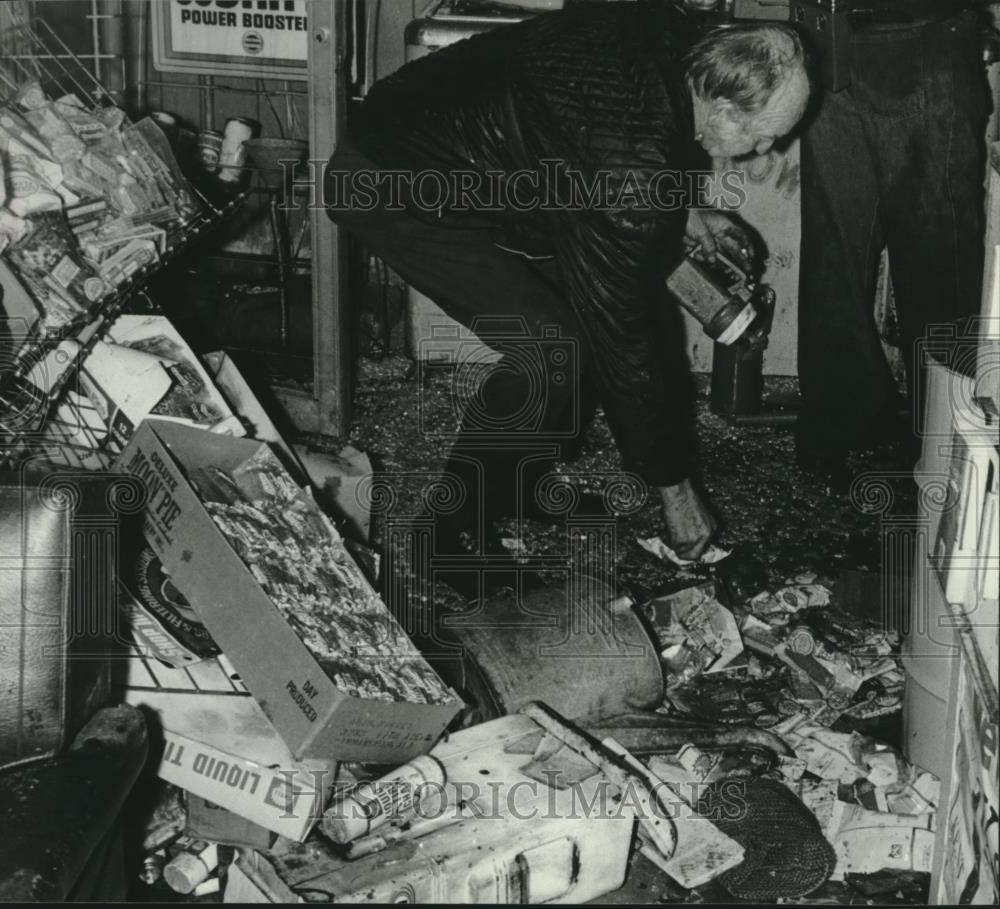 1980 Press Photo Clyde Hestings cleans up service station damaged by Tornado - Historic Images