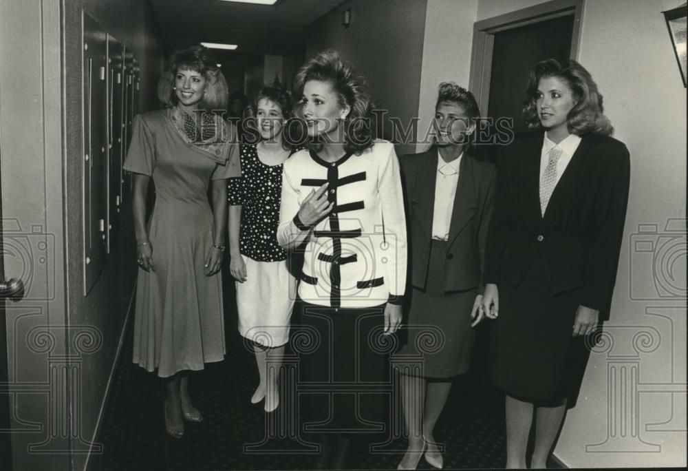 1988 Press Photo 1988 &quot;Miss Alabama&quot; hopefuls waiting for interview, Alabama - Historic Images