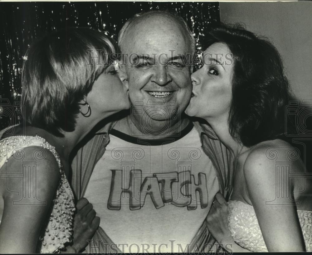 1979 Press Photo &quot;Hatch&quot; getting kisses from &quot;Miss Alabama&quot; contestants - Historic Images