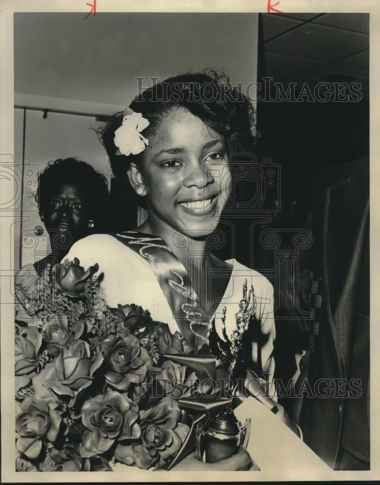 1977 Press Photo Regina Parks, 18, of Montgomery, was crowned Miss Alabama World - Historic Images