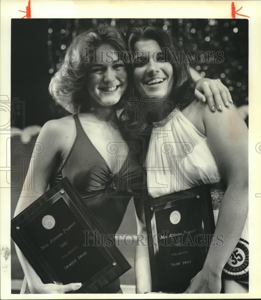 1980 Press Photo Miss Alabama Contestants Becky Red, Hope Hudson with Awards - Historic Images