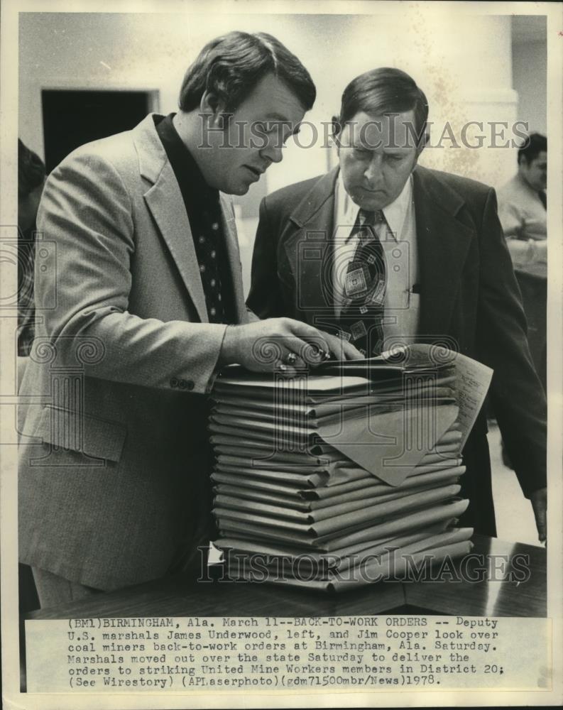 1978 Press Photo United States Marshals with coal miners work orders, Alabama - Historic Images