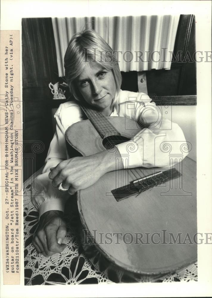 1987 Press Photo Cathy Stone, Hank Williams Sr.&#39;s Daughter with Guitar on Boat - Historic Images