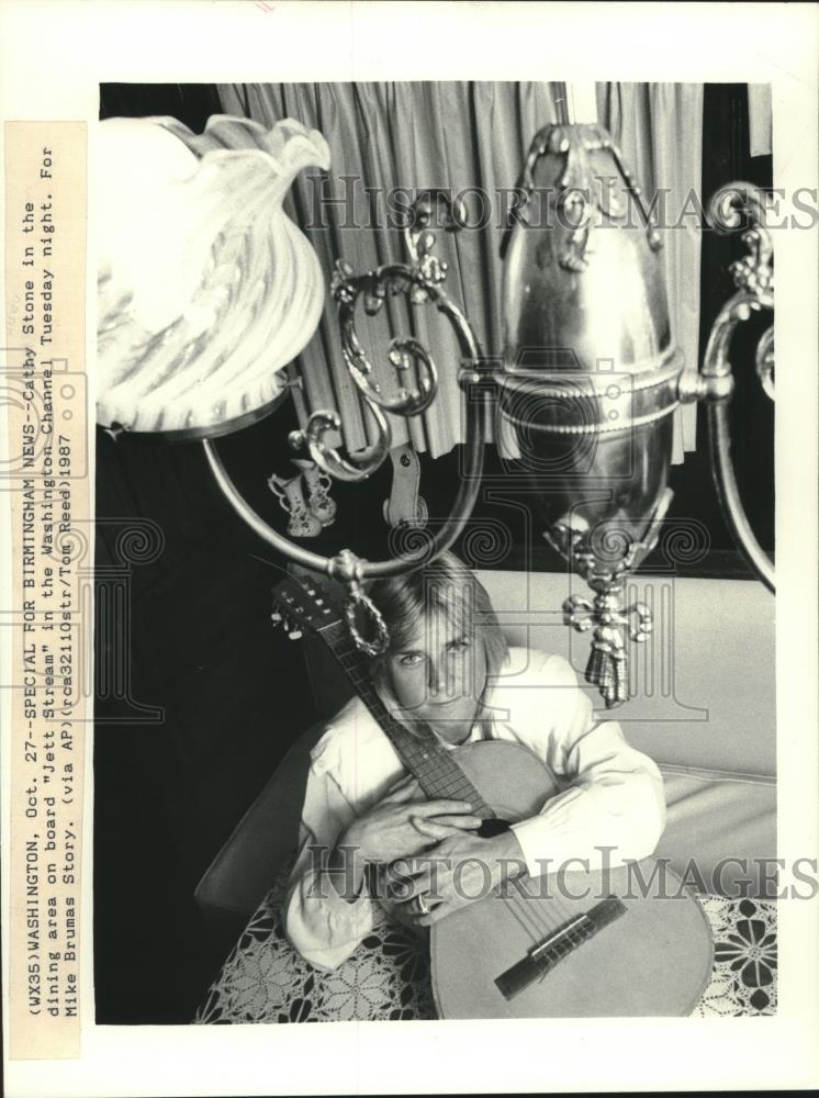 1987 Press Photo Hank Williams Sr.&#39;s Daughter Cathy Stone with Guitar on Boat - Historic Images