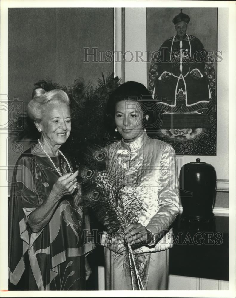 1981 Press Photo Opera Guild Members Alys Stephen, Betty Cox Prepare for Ball - Historic Images