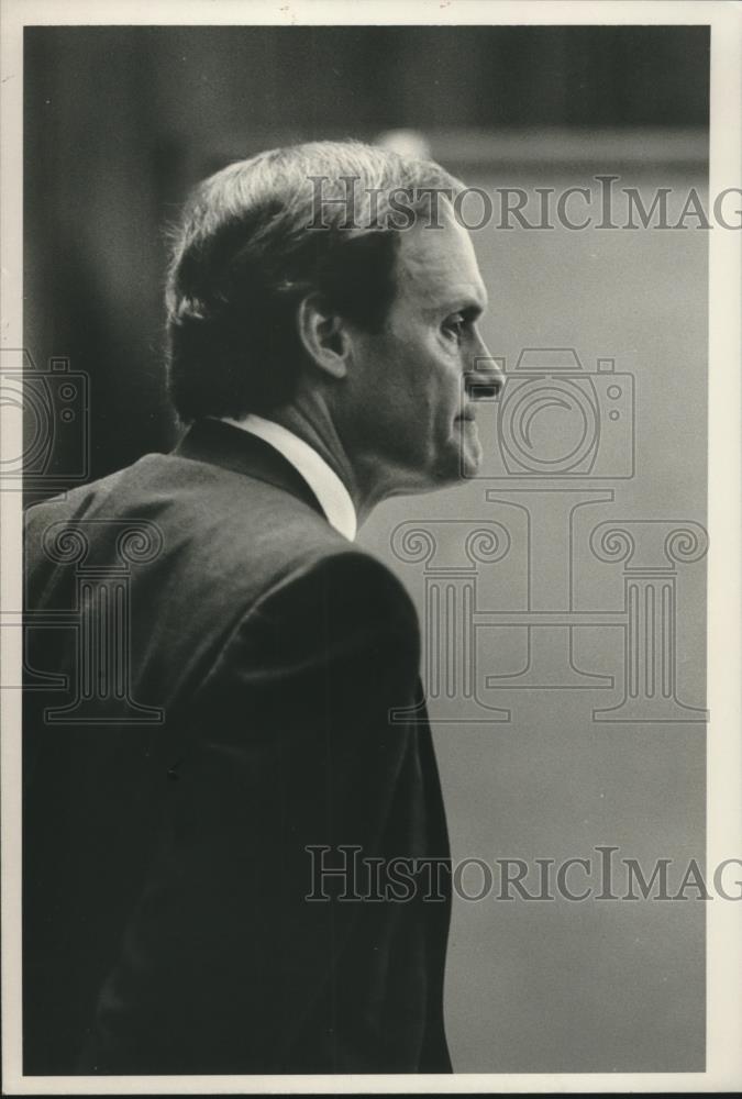 1988 Press Photo County Attorney Andy Strickland at Tax Hearing - abna42797 - Historic Images