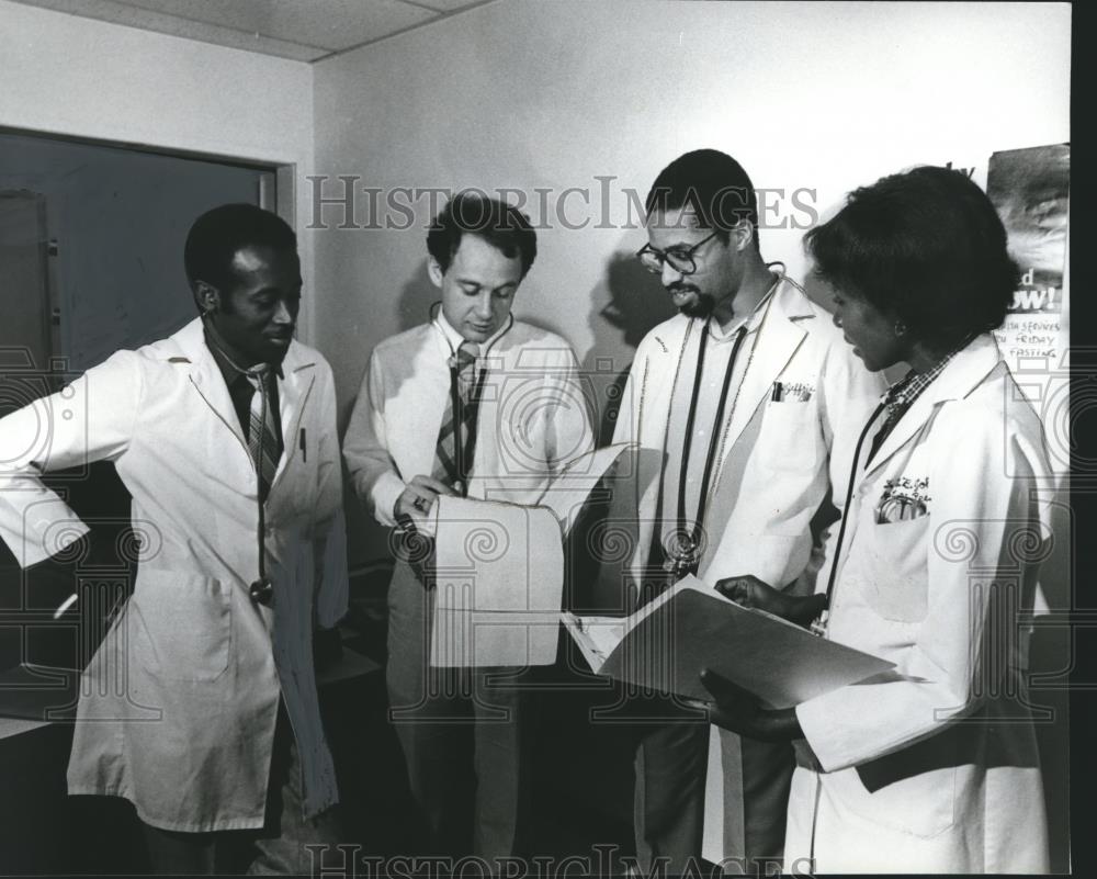 1981 Press Photo Doctors at Health Center in Brownsville, Alabama - abno00109 - Historic Images