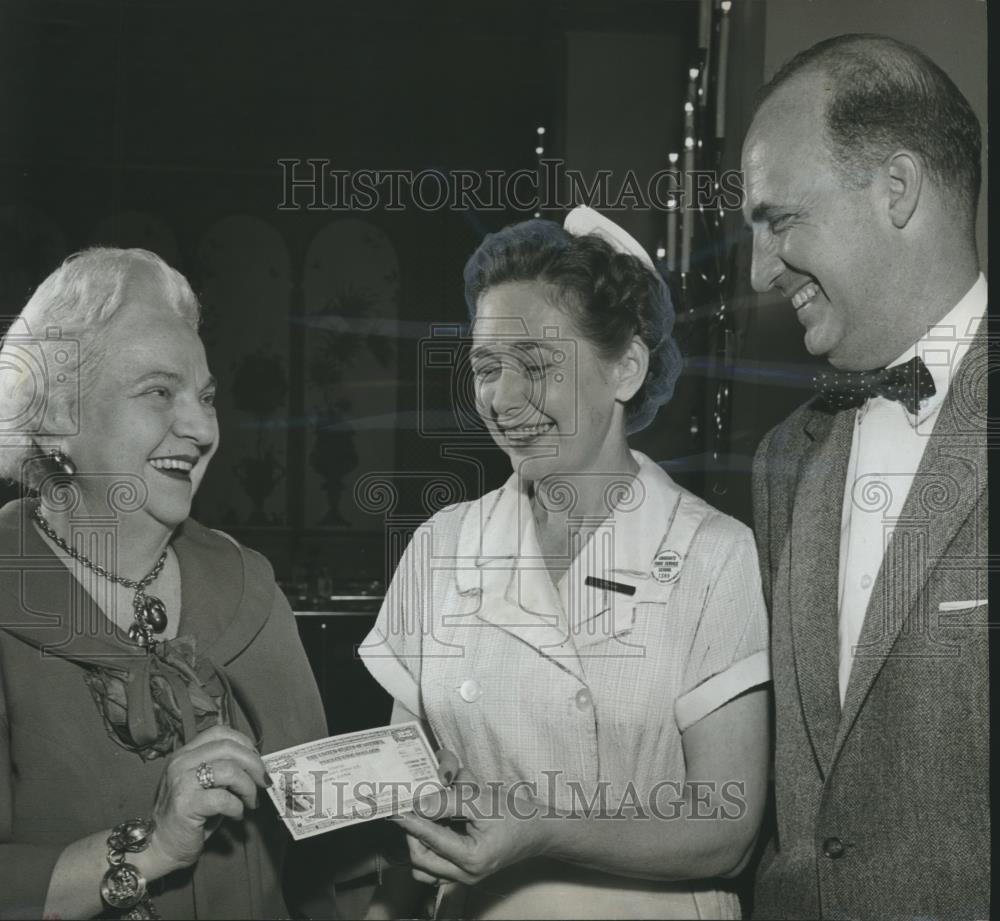1981 Press Photo Dora Johnson, waitress, honored for 19 years service, Alabama - Historic Images