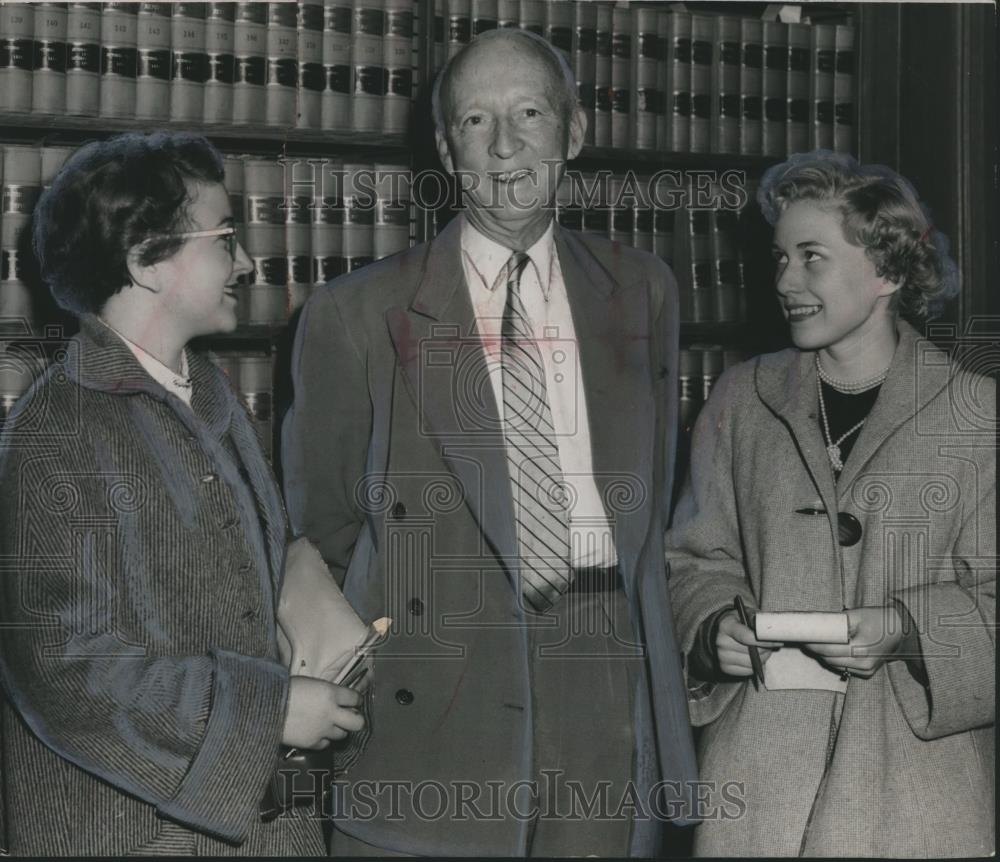 Press Photo Justice Hugo Black and tourers at Supreme Court Building, Alabama - Historic Images