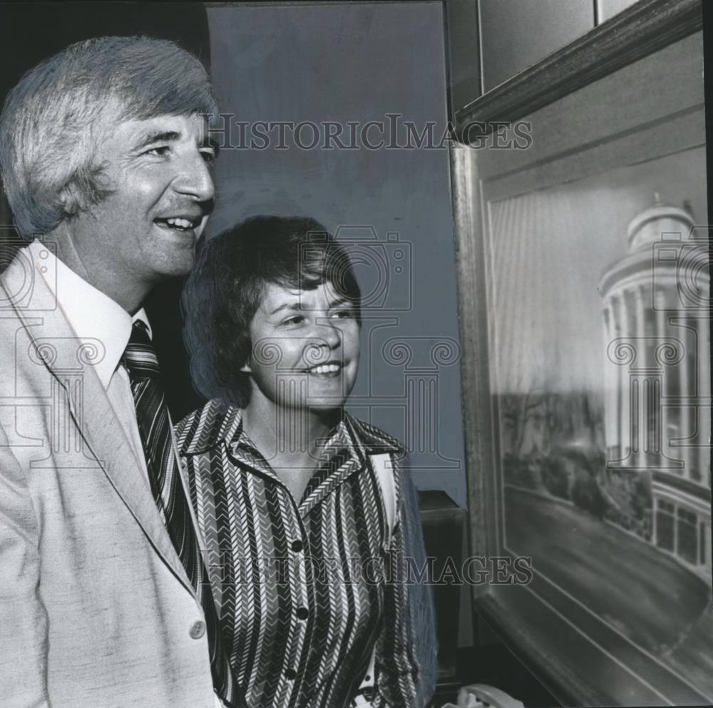 1977 Press Photo Reverend, Mrs. Alan Broadbent viewing picture in Vestavia Hills - Historic Images