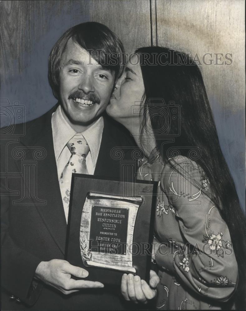 1977 Press Photo Foster Cook receives award from Gail Nesbitt, Birmingham - Historic Images