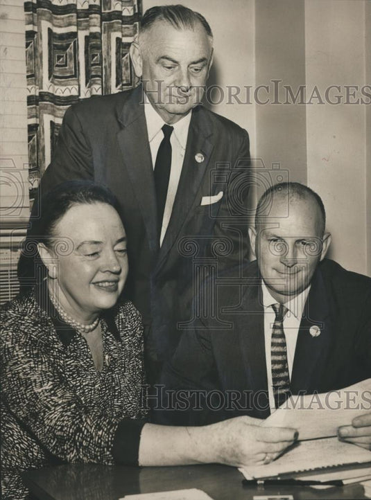 1980 Press Photo Representative Charles Cashion with Others at Committee Meeting - Historic Images