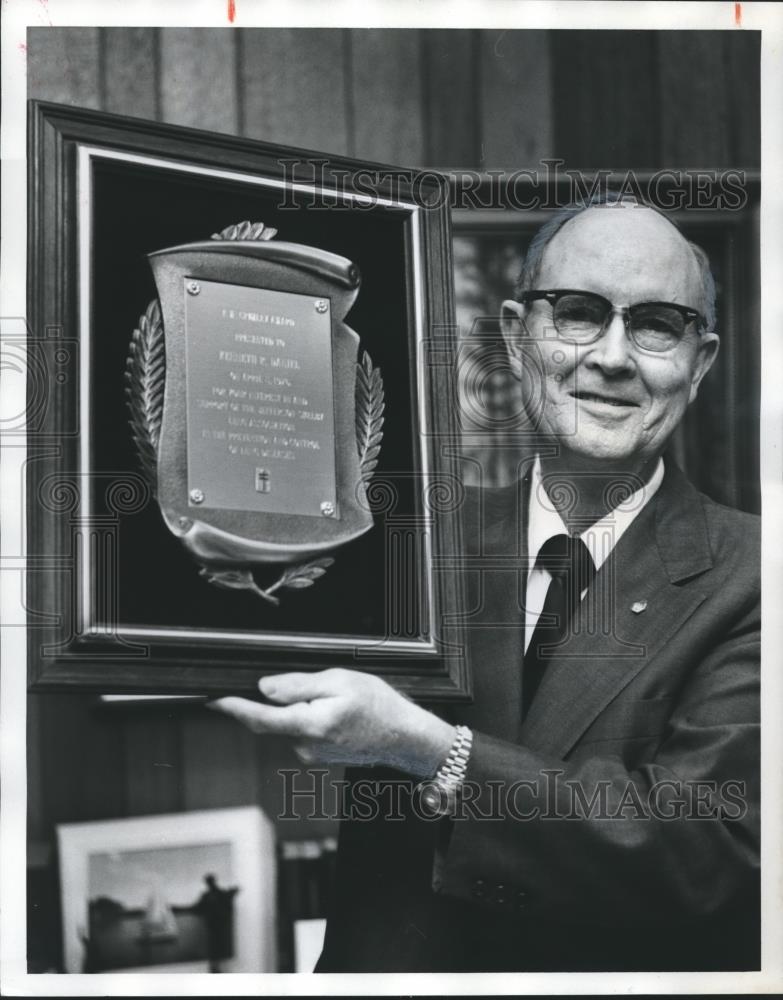 1976 Press Photo Kenneth R. Daniel, president of American Cast Iron Pipe Company - Historic Images