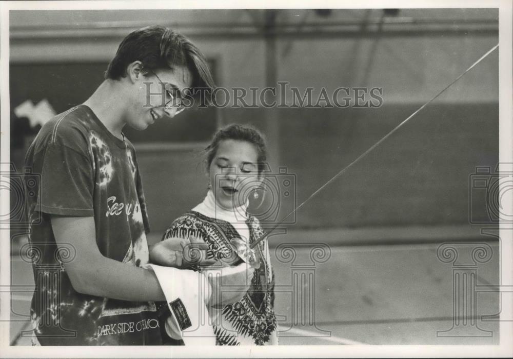 1990 Press Photo Fencer Richard Thigpen Shows Kate Wilson How To Hold Foil - Historic Images