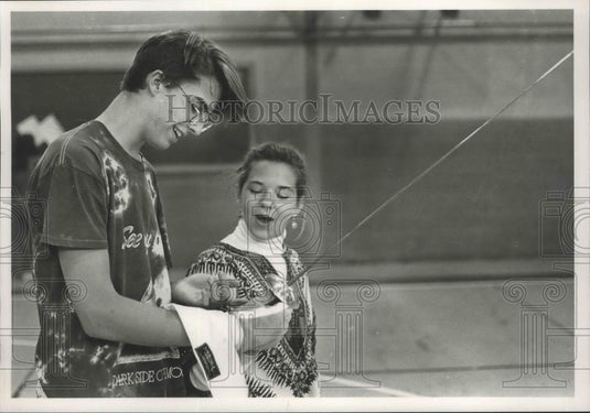 1990 Press Photo Fencer Richard Thigpen Shows Kate Wilson How To Hold Foil - Historic Images