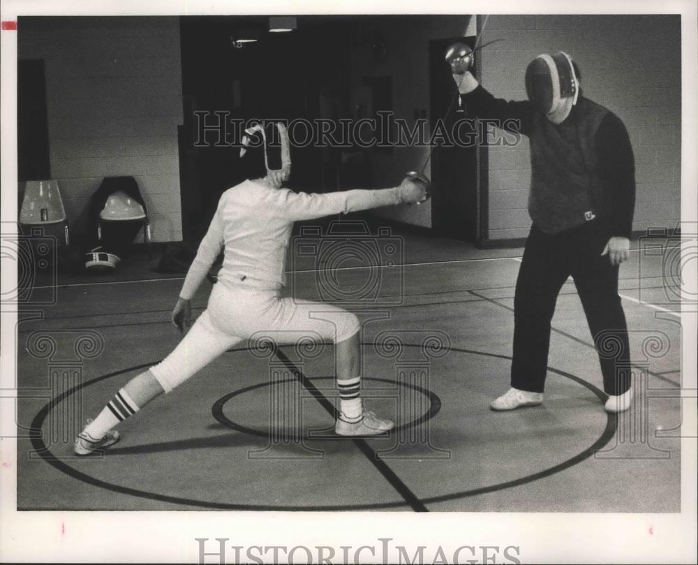 1980 Press Photo Steve Mallard And James Fitzpatrick During Fencing Practice - Historic Images