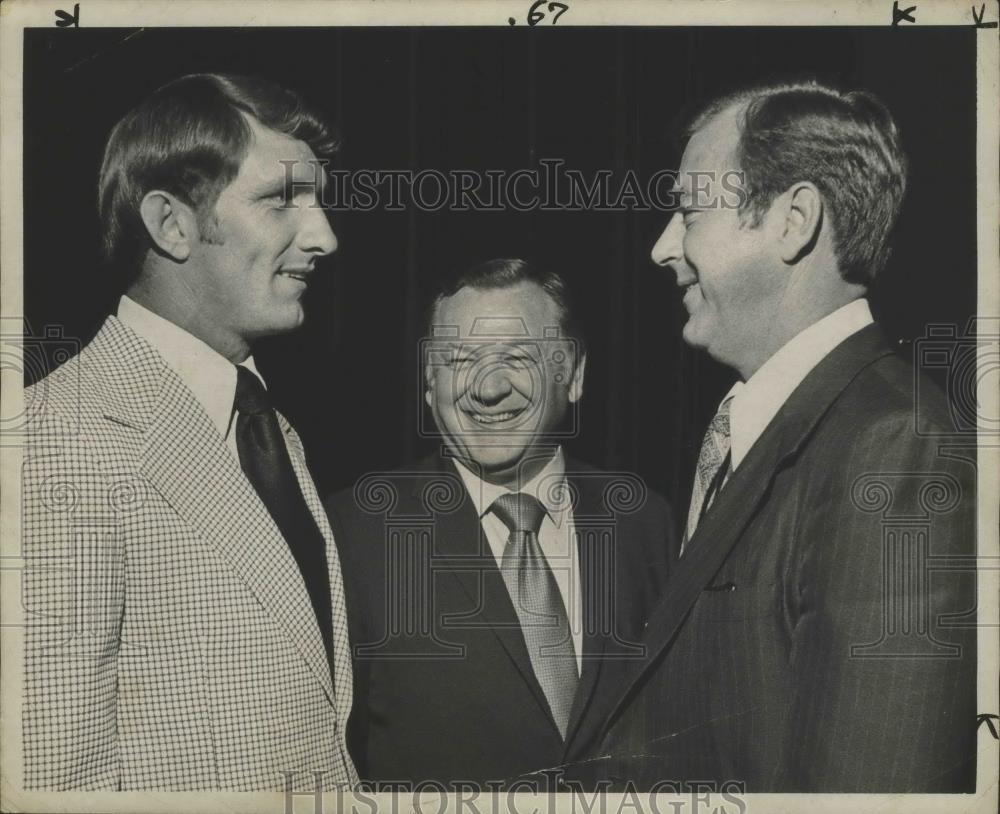 Press Photo Football Coach Ray Perkins Is Shown With Two Other Colleagues - Historic Images