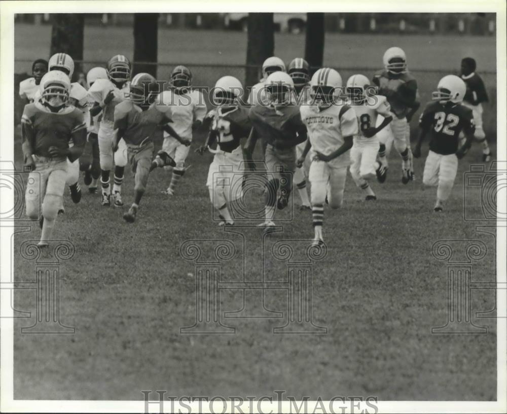 1980 Press Photo Young Football Players Do Wind Sprints On Field During Practice - Historic Images