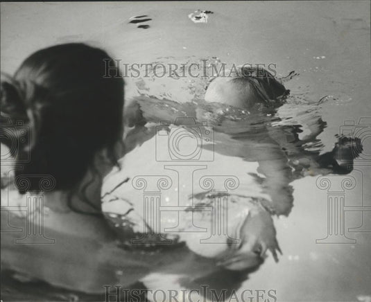 1980 Press Photo Mrs. Vanessa Mitchell Teaches Hugh It's Not Too Early To Swim - Historic Images