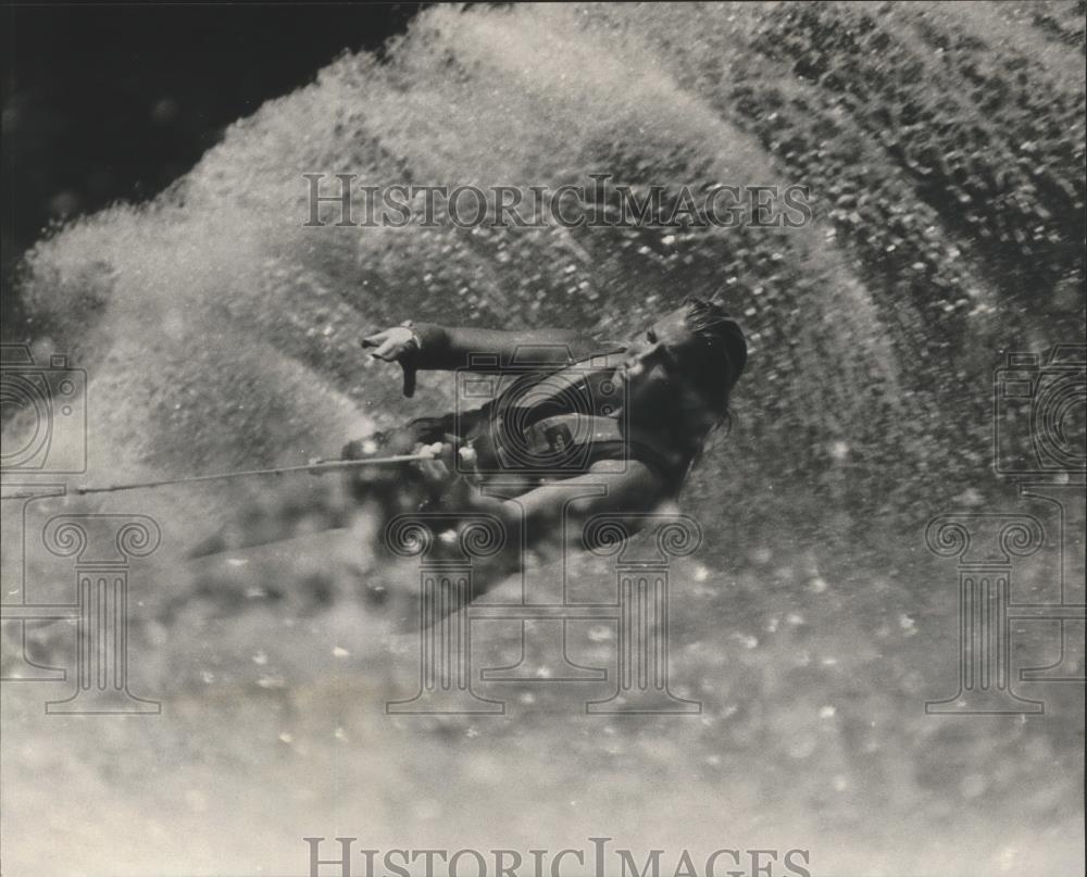 1984 Press Photo Water Skier Kim Laskoff Competing During Ironman Ski Classic - Historic Images