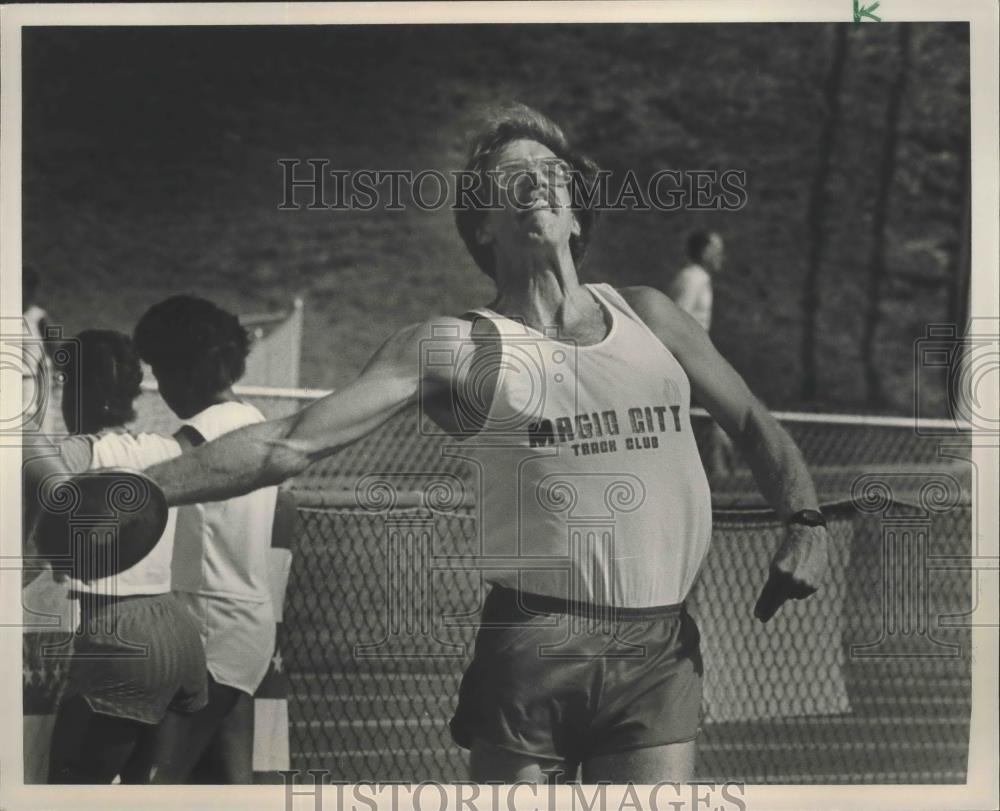 1985 Press Photo Greg Echols Of Magic City Track Club Throws Discus At Samford - Historic Images