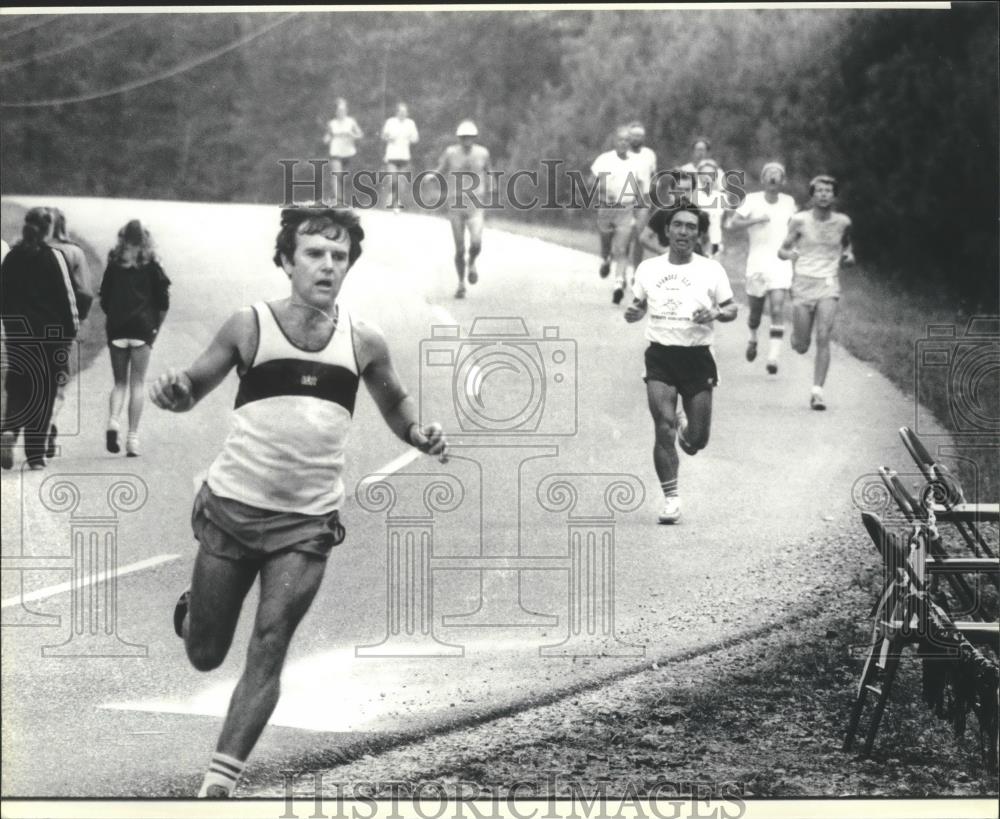 1979 Press Photo Track And Field Competitors Leave Road In Cross Country Race - Historic Images