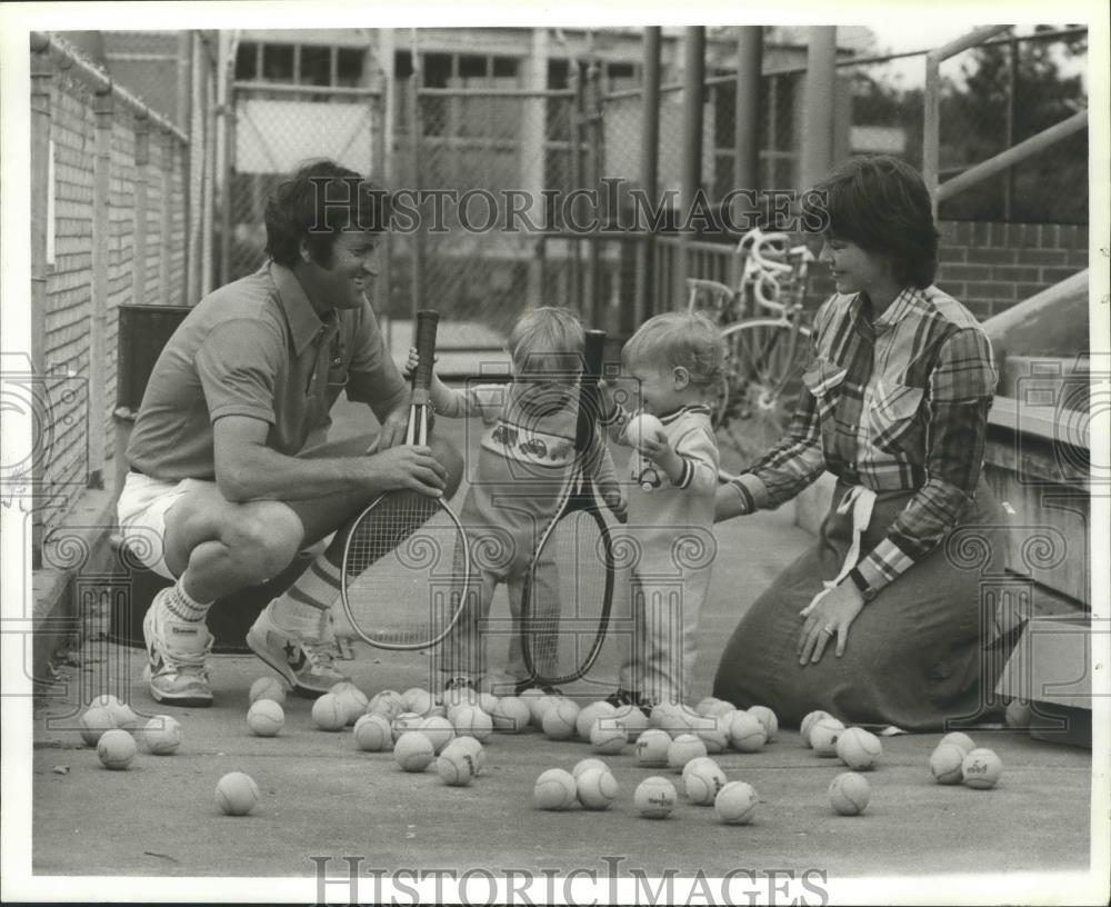 1982 Press Photo Auburn University Golf Coach Hugh Thomson, Wife Loquita, Sons - Historic Images