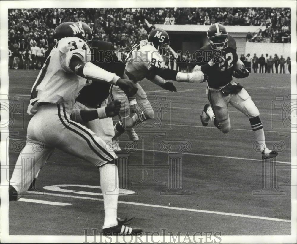 1976 Press Photo Alabama Football Carrier Tony Nathan Running In Second Quarter - Historic Images