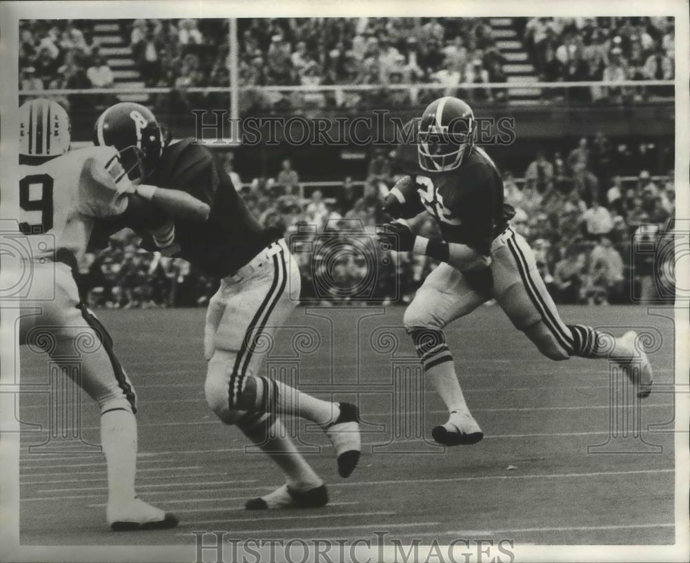 1976 Press Photo Alabama Running Back Tony Nathan Is In The Open With Football - Historic Images