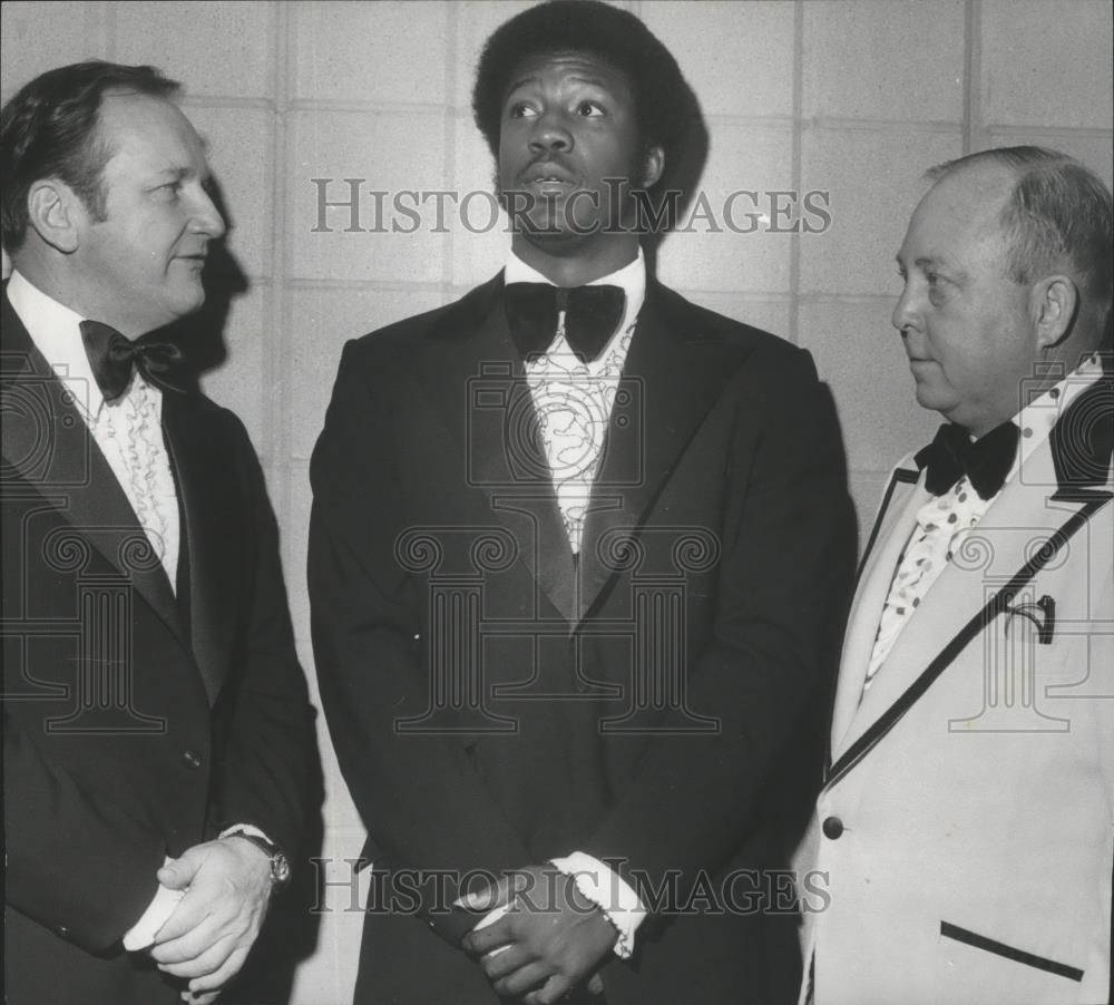 1977 Press Photo Bo Schembeckler, Tony Nathan And Bob Veitch At Football Club - Historic Images