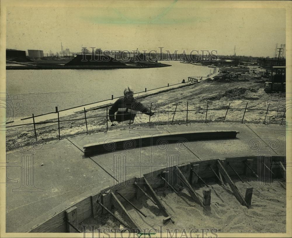 1983 Press Photo Steve Borg works on riverfront in Sheboygan, Wisconsin - Historic Images