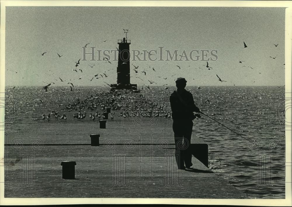 1985 Press Photo Donald Bonnell fishes off Sheboygan, Wisconsin&#39;s north pier - Historic Images