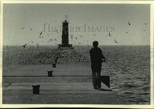 1985 Press Photo Donald Bonnell fishes off Sheboygan, Wisconsin's north pier - Historic Images