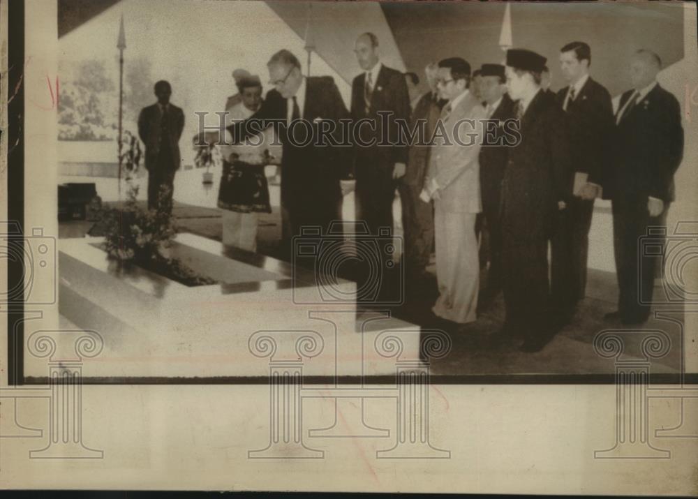 1976 Press Photo Vice President Rockefeller sprinkles flowers on Malaysia grave - Historic Images